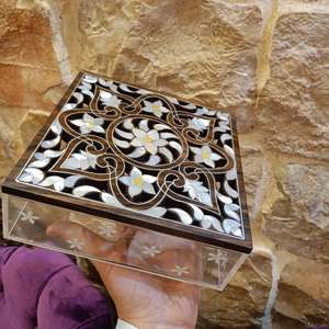 Caja de regalo acrílica moderna con tapa decorativa con incrustaciones de concha Soporte de dulces árabe Premium para bodas, regalos Eid, uso de exhibición en el hogar - Product Image 2