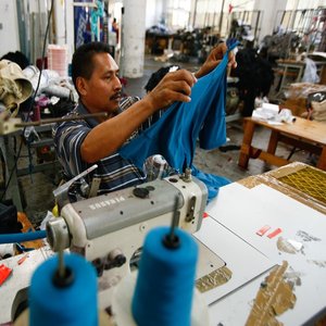 Venta al por mayor de los hombres de verano Casual para Polo nueva manga corta transpirable negocios moda camiseta solapa sólido tamaño europeo - Product Image 5