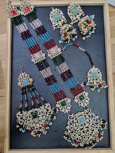 Ensemble de bijoux longs tendance pour femmes, pour mariage, avec pierres CZ serties, plaqué or antique, boucles d'oreilles et mangtika - Product Image 1