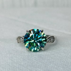 Anillo de Moissanita Verde de 8mm con Engaste de Puntas, Diseño Elegante, Plata de Ley 925 Maciza Chapada en Oro, Anillo de Aniversario de Bodas para Hombre - Product Image 2