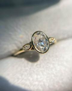 Anillo de compromiso minimalista de diamante de corte ovalado de 10x8mm | Conjunto de bisel Anillo de Boda nupcial de tres piedras | Anillo de oro de 18 quilates de plata esterlina - Product Image 3