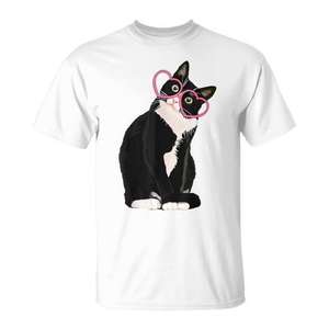 Camiseta Promocional con Diseño de Gatito Genial con Gafas de Corazón Rojo para el Día de San Valentín - Product Image 1
