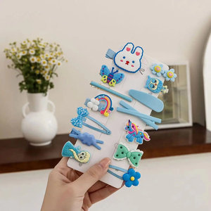 Barrettes de Noël élégantes et adorables pour filles, épingles à cheveux faites à la main avec décorations en plastique, alliage, tissu et PC, idéales pour les fêtes - Product Image 3