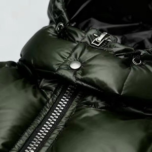 Chaqueta de Plumón Gruesa de Invierno con Capucha, Resistente al Viento, con Estampado de Tinta Termo crómica de Estilo Vintage Personalizado OEM - Product Image 4