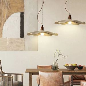 Lampe suspendue en métal vintage avec un look antique pour une décoration intérieure rétro et un éclairage d'ambiance chaleureux - Product Image 4