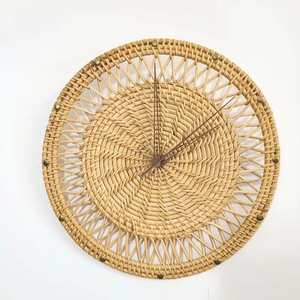 นาฬิกาหวายแฮนด์เมดจากโรงงานดีไซน์แบบชนบทพร้อมด้วยใบไม้หวายเปลือกและตัวชี้ไม้ - Product Image 1