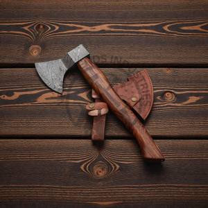 Hache à fendre en acier Damas faite à la main, très vendue, de haute qualité, forgée, avec manche en bois de rose et fourreau en cuir - Product Image 3