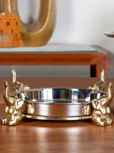 Bandeja de metal artesanal con diseño artístico perfecta para la decoración del hogar y servir aperitivos, bebidas o té - Product Image 3