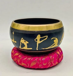 Bol chantant tibétain noir avec Golden Mandala & Script sur sa surface et bâton en bois pour produire du son disponible en gros - Product Image 4