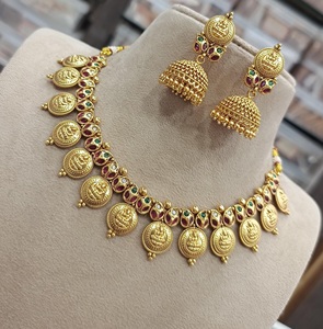 Conjunto de collar chapado en oro de diseño único exclusivo de calidad superior polaco de diseñador con pendientes para colección de bodas - Product Image 1