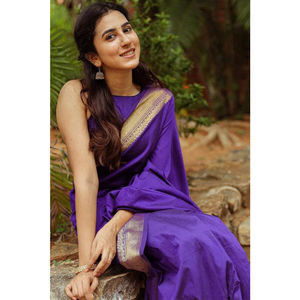 Elégant Saree en soie Lichi doux et complexe Golden Zari Design Bollywood pour les événements traditionnels d'hiver Cadeaux Fashionharbour - Product Image 1