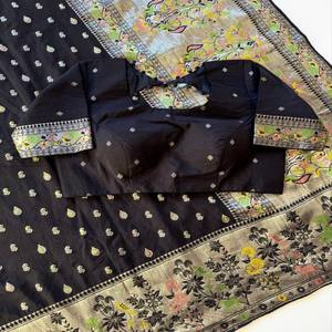Sari VASTRA COTTAGE de Georgette Khaddi Banarasi Puro con Tejido MeenakariZari, Pallu Rico con Bordado, Teñido a Mano con Blusa a Juego - Product Image 4