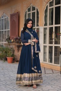 Couleur bleue belle robe de femme de créateur avec lourd Dupatta longue fonction indienne Kurti en soie pakistanaise pour adultes - Product Image 4