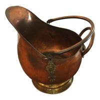 Seau en cuivre pour le stockage du charbon avec éclat poli et corps en métal durable adapté aux intérieurs vintage et aux installations classiques