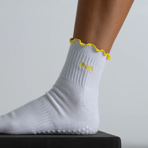 Chaussettes en coton antidérapantes personnalisées avec logo pour femmes, chaussettes tricotées à volants, grip pour le Pilates, usage quotidien, chaussettes vietnamiennes, broderie lune - Product Image 2