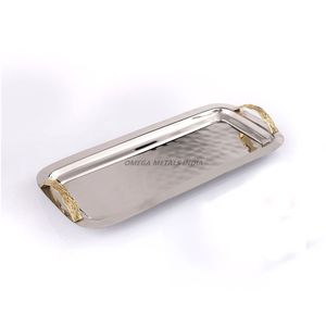 Plateau de service rectangulaire argenté élégant avec poignée décorative en or finition martelée, parfait pour un divertissement et un affichage élégants - Product Image 1