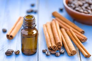 Vente en gros personnalisée, extrait de plantes pures, huile essentielle de cannelle cultivée dans la nature, bouteilles emballées à prix raisonnable - Product Image 5
