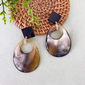 Pendiente de cuerno hecho a mano Pendientes de cuerno de búfalo de alta calidad Joyería de moda liviana y diseño único - Product Image 2