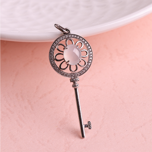 จี้กุญแจลายดอกไม้ ดีไซน์โปร่งทันสมัย - Product Image 1