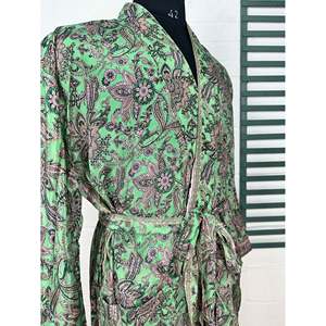 Kimono en satin doux Boho Patola pour hommes, robe de plage confortable en soie Regal House - Product Image 4