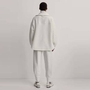 Veste Sherpa Egret surdimensionnée pour femme avec poches zippées Vêtements d'extérieur d'hiver confortables et élégants - Product Image 3