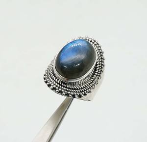 925หินลาบราดอไรต์เดือนโนโวสีเงินสเตอร์ลิงพร้อมตัวเรือนและแหวนรูปไข่ - Product Image 1