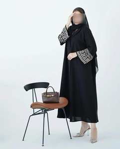 Venta al por mayor personalizado Abaya Turquía ropa islámica de lujo con estilo Petite Abaya mujeres musulmanas vestido Dubai volante mangas satén Abaya - Product Image 3