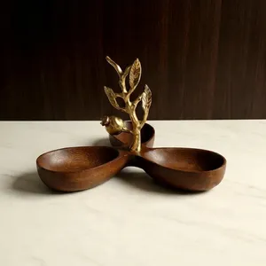 Plat de service en bois d'acacia avec poignée en laiton en forme d'arbre et trois compartiments pour noix et graines, design moderne fait main - Product Image 3