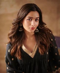 Vêtements indiens ethniques pour femmes Salwar Kameez Georgette pakistanaise, costume à broderie séquentielle, tenue de fête pour mariages - Product Image 3