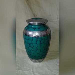 Urna de cremación funeraria de aluminio hecha a mano más vendida, latón de Venta caliente de la India para servicios de cremación para adultos - Product Image 4