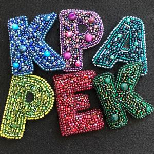 Charmes en perles avec broderie faits à la main par un designer londonien pour les fêtes, commandes en gros bienvenues - Product Image 1