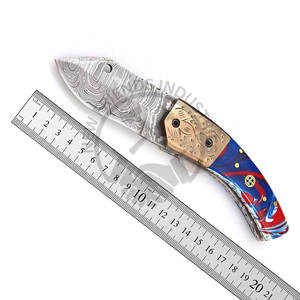 Couteau de poche pliant portable en acier Damas fait main avec poignée en résine et bolster en laiton gravé - Couteau EDC multifonctionnel pour le camping - Product Image 1