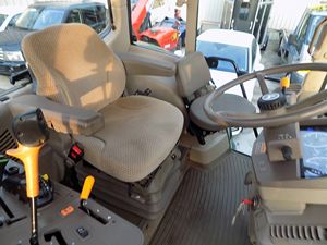 Compre un Tractor John Deere 2025R Usado en Venta con Cargador de Acoplamiento Rápido y Cucharón Disponible a Precio Económico - Product Image 4