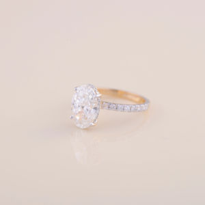 Anillo de compromiso con diamante ovalado cultivado en laboratorio de 3 quilates y pavé redondo de 0.506 quilates en oro amarillo, blanco y rosa de 14 quilates - Product Image 2