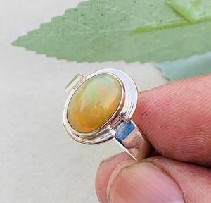 แหวนเงินสไตล์โบโฮโอปอลของเอธิโอเปียทำด้วยมือแหวนพลอยโอปอลธรรมชาติพร้อมการตั้งค่ากรอบเพชรทรงรีสำหรับงานแต่งงาน - Product Image 2