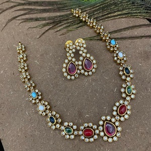 Pierre AD plaquée or de qualité supérieure avec finition mate ensemble de collier avec boucles d'oreilles pour fiançailles ou mariage pour les femmes - Product Image 1