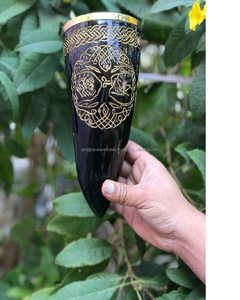 ฮอร์นสำหรับดื่มสไตล์ไวกิ้งพร้อมฮอร์นยืนพร้อมแถบทองเหลืองสลักด้วยมือสีทอง - Product Image 1