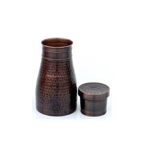 Carafe en cuivre antique personnalisée incurvée à la main en métal martelé avec verre intégré court à haute température pour les fêtes de décoration de chambre à coucher - Product Image 1