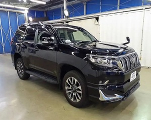 Toyota Land Cruiser Prado 2022, SUV con Caja de Cambios Manual, Tracción en las Cuatro Ruedas, Asientos de Cuero, Motor de 8L, Neumáticos R20, Entrega Inmediata - Product Image 3