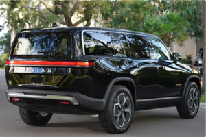 LISTO PARA CONDUCIR - USADO, VOLANTE A LA IZQUIERDA |   RIVIAN R1S ADVENTURER EDITION 2023 con Cuatro Motores - Product Image 3