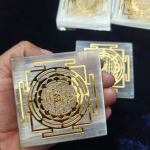 Sous-verre carré en sélénite naturelle de qualité supérieure avec autocollant symbole doré Shree Yantra, cadeau de recharge, plaque d'équilibrage des chakras - Product Image 1