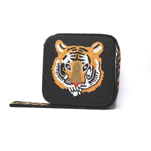 กระเป๋าคลัทช์ปักลูกปัดทำมือลายเสือ พร้อมสายสะพายผ้าฝ้าย ดีไซน์สั่งทำพิเศษ - Product Image 1