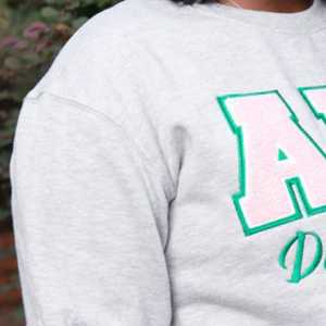 Sweat-shirt à manches longues gris sororité pour femmes grecques 2025 avec lettres XAKA roses et vertes, mélange de coton décontracté personnalisé - Product Image 6