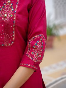 Conjunto de Kurta Recta de Diseñador con Bordado Intrincado para Vestimenta Festiva - Product Image 4