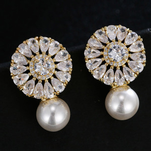 Moq 2ชิ้นเท่านั้นขายส่งเครื่องประดับเพทาย CZ เทียมมุกทองชุบหยดน้ำต่างหูเจ้าสาวสแตนเลส - Product Image 3