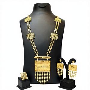 Parures de bijoux pour femmes en laiton plaqué or 24 carats de Dubaï avec collier, boucles d'oreilles et bague pour mariage, fiançailles, bijoux classiques et élégants - Product Image 1