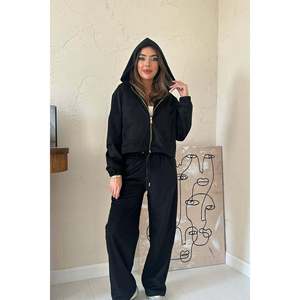 Costume élégant en velours fin noir à deux pièces pour femmes - Product Image 3