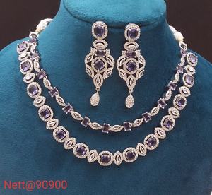 Ensemble de bijoux en diamants américains exquis pour femmes avec collier et boucles d'oreilles parfaits pour rehausser des tenues élégantes - Product Image 3