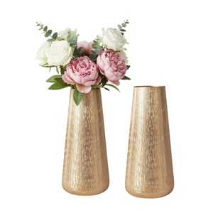 Ensemble de vases à fleurs en métal martelé doré luxueux et artisanal pour la décoration moderne de la maison, centre de table et cadeaux de mariage en vente - Product Image 4