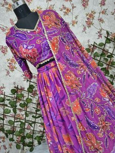 Lahenga Choli de Color Morado, Estilo Cultural Moderno, Hermoso Estampado Floral, Trabajo Artesanal con Espejo Real, Precioso para Novias o Niñas - Product Image 5